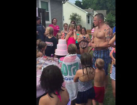 母亲录制一段女儿生日邀请函邀请大家来参加